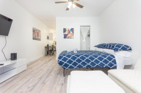 Ocean Drive Deco Apt w/2 Queen Beds, Steps 2 Beach